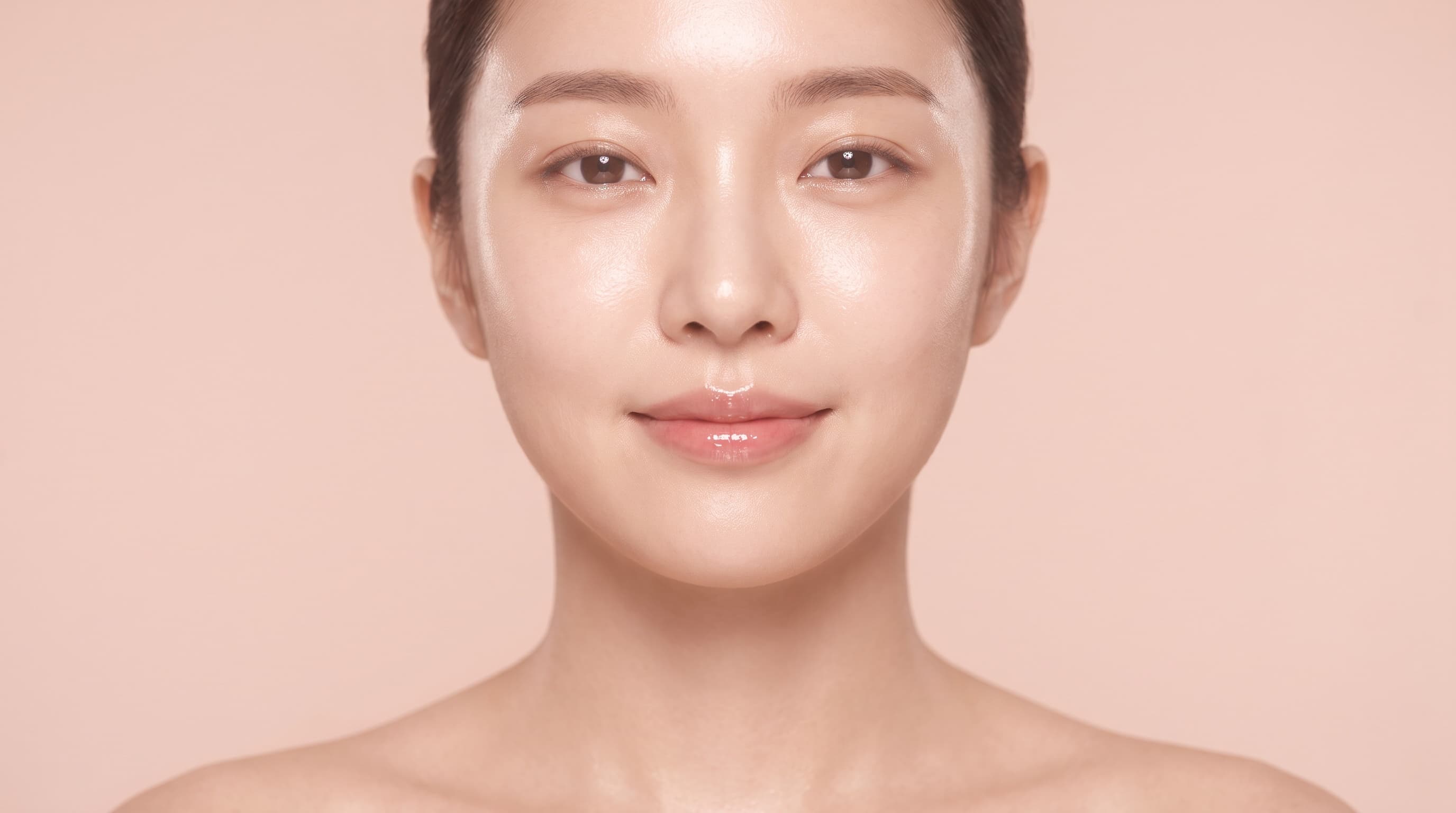 빛나는 피부의 여성 클로즈업 — 온더피부과의원이 지향하는 피부 본연의 빛